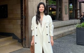 Trench coat màu trung tính dẫn đầu xu hướng thời trang đông này