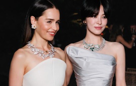 Song Hye Kyo đăng ảnh đọ sắc 'mẹ rồng' Emilia Clarke gây chú ý