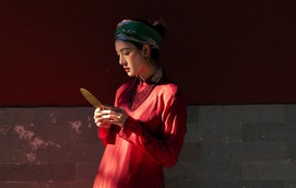 Bộ ảnh khiến ai cũng muốn mặc áo dài, khăn lụa đi du xuân