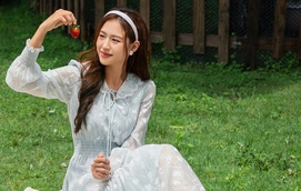 Đầm tay dài kín đáo nhưng vẫn biến nàng thành tâm điểm