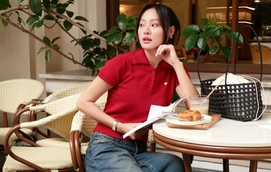 Phối đồ thu 2026 sành điệu nhưng thoải mái với áo polo dệt kim