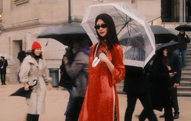 Áo dài Việt 'du xuân' quốc tế