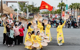 Áo dài, cờ Tổ quốc xuất hiện tại Lễ hội đèn lồng Gia Nghĩa, Đài Loan