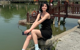 Không cần rực rỡ, trang phục màu đen vẫn giúp nàng nổi bật theo cách riêng