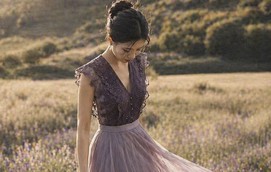 Vì sao váy áo màu xanh và tím lại lên ngôi trong tủ đồ phái đẹp?