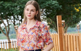 Dấu ấn vintage qua bản phối với áo sơ mi hoa, chân váy hoa cổ điển