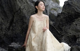 Váy maxi, đầm cổ yếm cho nàng điệu đà tỏa sáng