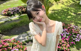 Nửa kín nửa hở đầy lôi cuốn với trang phục đục lỗ thoáng mát
