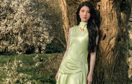 Váy lụa satin và bí quyết phối đồ thu thanh lịch, sang trọng