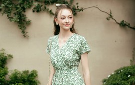 Sức hút từ vẻ đẹp không tuổi của chiếc váy hoa cổ điển