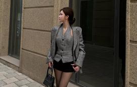 Mặc đẹp chuẩn 'gu' đường phố với gam màu trung tính