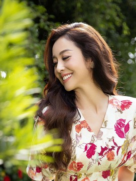 Jennifer Phạm khoe vẻ đẹp không tuổi với váy hè lãng mạn