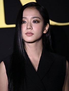 Jisoo cùng phong cách makeup mới lạ xuất hiện tại show diễn thời trang quốc tế