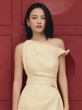 Diện đầm dài, khoác blazer chưa đủ, thêm thắt lưng mới thật sành điệu