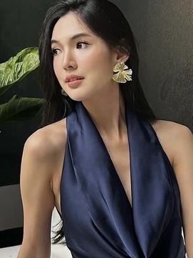 Bí quyết mặc váy lụa để tôn lên vẻ đẹp quý phái