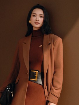 Diện trang phục sắc nâu sang trọng không cần phô trương