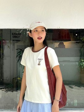 Duyên dáng, nổi bật khi kết hợp áo thun và túi xách thời trang
