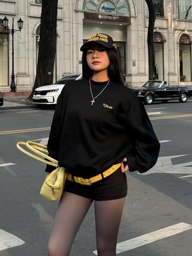 Áo nỉ phối quần shorts tạo bản phối ‘trái mùa’ đầy ngẫu hứng