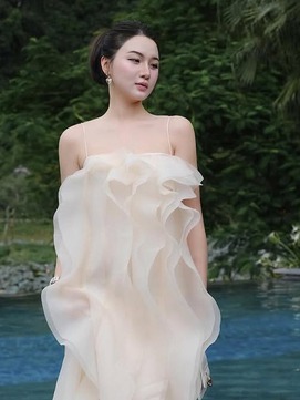 Trang phục vải tuyn bồng bềnh, tạo vẻ kiêu sa cho người mặc