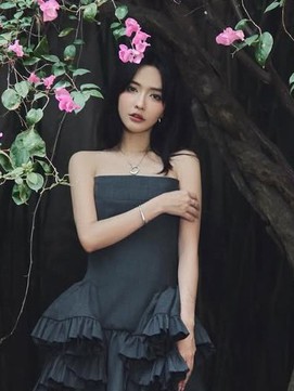 Đôi chân thon gọn với quần tất đen