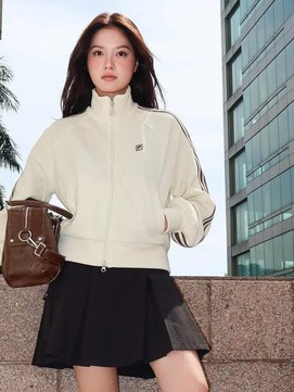 Áo khoác và giày sneaker, bản phối linh hoạt cho nàng hiện đại