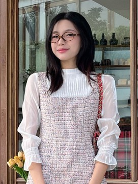 Áo cổ cao phối cùng váy hai dây tạo nét tinh tế cho ngày giao mùa