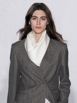 Màu xám không lạnh: bí quyết mặc gam màu công sở quen thuộc mà vẫn cuốn hút