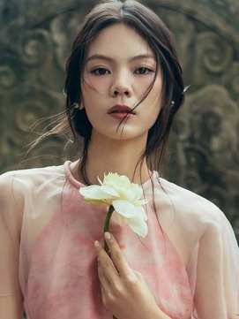 Phối vòng tay, vòng cổ để hoàn thiện phong cách ngày xuân