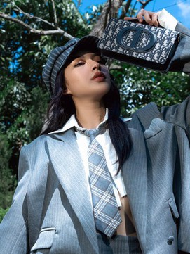 Hơi thở cổ điển trong bản phối áo blazer và mũ newsboy