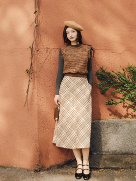 Chân váy cổ điển trở lại, nàng đẹp từ công sở đến đường phố