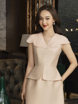 Khoe dáng tinh tế với bộ đôi áo peplum cùng chân váy