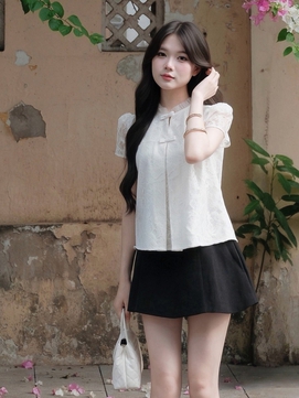Chân váy đen đơn giản nhưng tạo nét phá cách