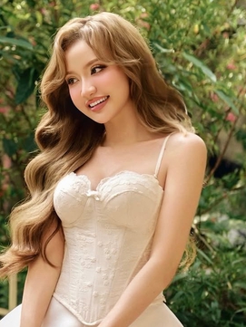 Muôn kiểu biến tấu với áo corset đa sắc