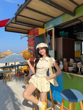 Diện nguyên trang phục màu be tối giản nhưng vẫn thu hút