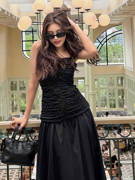 Diện cả sắc đen quyền lực mà không hề nhàm chán