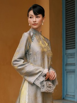 Tôn vinh trang phục ngày tết với túi ngọc trai kiêu sa