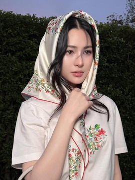 Điểm xuyết vào những chuyến du lịch đầu năm với khăn lụa họa tiết hoa