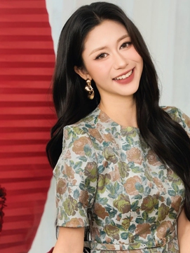 Đầu xuân, nàng diện váy dài thanh lịch xuống phố