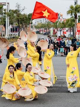 Áo dài, cờ Tổ quốc xuất hiện tại Lễ hội đèn lồng Gia Nghĩa, Đài Loan