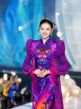 Hoa hậu Yến Nhi tỏa sáng trong tà áo dài 'Tứ bình hoa lụa'