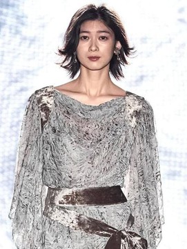 Màu chì 'phát sáng' - ít nhưng đắt, giúp nàng công sở tỏa sáng mỗi ngày