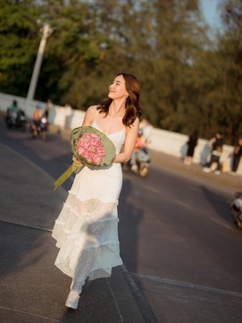 Váy ren và vẻ đẹp 'nàng thơ' đang chiếm sóng mùa hè