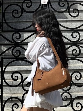 Yêu chiều bản thân cùng những chiếc túi xách da lộn cực 'xịn'