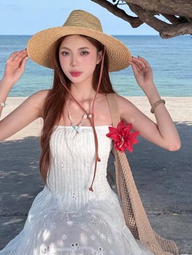 Thời trang đi biển với mũ cói cùng vòng cổ charm cho nàng điệu đà