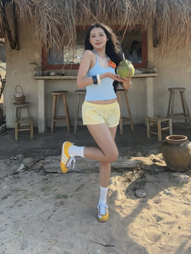 Muốn mặc trẻ trung hơn, hãy thử ngay bản phối sắc xanh và vàng