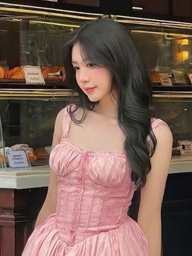 Hóa thành nàng thơ ngọt ngào cùng đầm hai dây dáng xòe