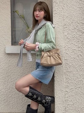 Từ đi chơi đến du lịch: Một chiếc quần shorts denim, nhiều cách diện