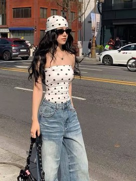Mặc đẹp không khó nhờ phụ kiện họa tiết chấm bi kinh điển