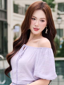 Váy trễ vai mềm mại, bí quyết tôn dáng cho bờ vai mảnh mai