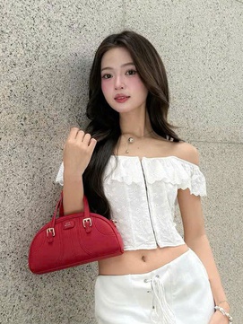 Đánh thức vẻ đẹp kiêu kỳ nhờ bản phối áo trễ vai và chân váy